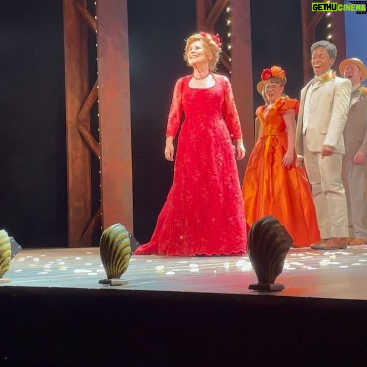 Zerrin Tekindor - 73.7K Likes - Dün akşam @thelondonpalladium’da #JerryHerman & #MichaelStewart müzikali @hellodollyldn’yi seyrettim. Dolly Levi adındaki bir çöpçatanın, zengin iş adamı Horace Vandergelder‘a evlenmesi için uygun bir eş araması fakat içten içe kendinin ona aşık olmasıyla başlayan ve devam eden, ilk kez 1964’te sahnelenmiş bir müzikal komedi. Kalabalık dans sahnelerindeki koreografi ve uyum müthişti. Dekor ve ışık tasarımı şahaneydi. Zaten oynanan tiyatro, Londra’nın en eski ve en görkemli tiyatrolarından biri. Salonun o ahşap işçiliği, duvarlardaki resimler, ışıklandırması, o dramatik kırmızı perdenin güzelliği…. İnanılmaz büyülüydü. Fuayede nefis bir bar var. Eskiden, ben Ankara Devlet Tiyatrosu’ndayken, bar değilse de büyük bir büfe vardı tiyatro fuayelerinde. O büfede de hangi oyun oynanıyorsa, oyunun adı ve sezonu yazılı etiketleri olan beyaz ve kırmızı şarap satılırdı küçük şişelerde. Ben de oyunumdan hatıra olsun diye, o şişeleri saklardım. Ne güzel günlerdi…
Tekrar oyuna gelecek olursam; Dolly rolündeki #ImeldaStaunton 68 yaşında ve performansı inanılmaz. Oyunun ortasındaki bir şarkıyı öyle bir söyledi ki, bütün salon ayağa fırladı. Diğer oyuncular da harikaydı. 14 Eylül’e kadar oynuyor. Fırsatı olanlara tavsiye ederim. #HelloLDN #HelloDolly