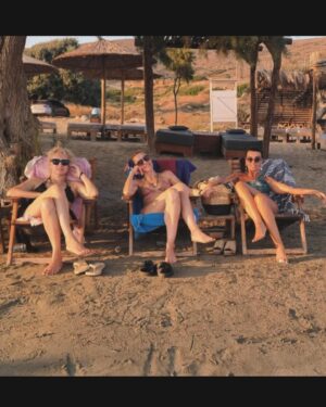 Zeta Douka Instagram - Και σοβαρές καπετάνισσες και ζεϊμπεκιές στην παραλία και σαν σε κριτική επιτροπή σε ρακετπόλεμο και πολλά άλλα τέτοια όταν βρισκόμαστε χαλαρούτσικα στο νησί της Αστυπάλαιας με @zetadouka και @katerpapanikolaou ❤️