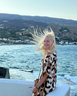 Zeta Makrypoulia Instagram - Καλησπέρα από την αρχοντική Άνδρο και τα μελτέμια της που δημιουργούν ευφάνταστα χτενίσματα! 
————————————————————————————————
#ανδρος #andros #summer2024