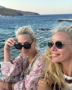 Zeta Makrypoulia Instagram - Καλησπέρα από την αρχοντική Άνδρο και τα μελτέμια της που δημιουργούν ευφάνταστα χτενίσματα! 
————————————————————————————————
#ανδρος #andros #summer2024