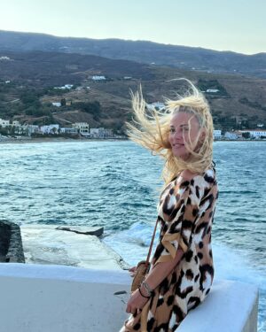 Zeta Makrypoulia Instagram - Καλησπέρα από την αρχοντική Άνδρο και τα μελτέμια της που δημιουργούν ευφάνταστα χτενίσματα! 
————————————————————————————————
#ανδρος #andros #summer2024