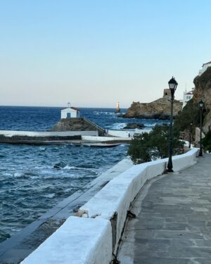 Zeta Makrypoulia Instagram - Καλησπέρα από την αρχοντική Άνδρο και τα μελτέμια της που δημιουργούν ευφάνταστα χτενίσματα! 
————————————————————————————————
#ανδρος #andros #summer2024