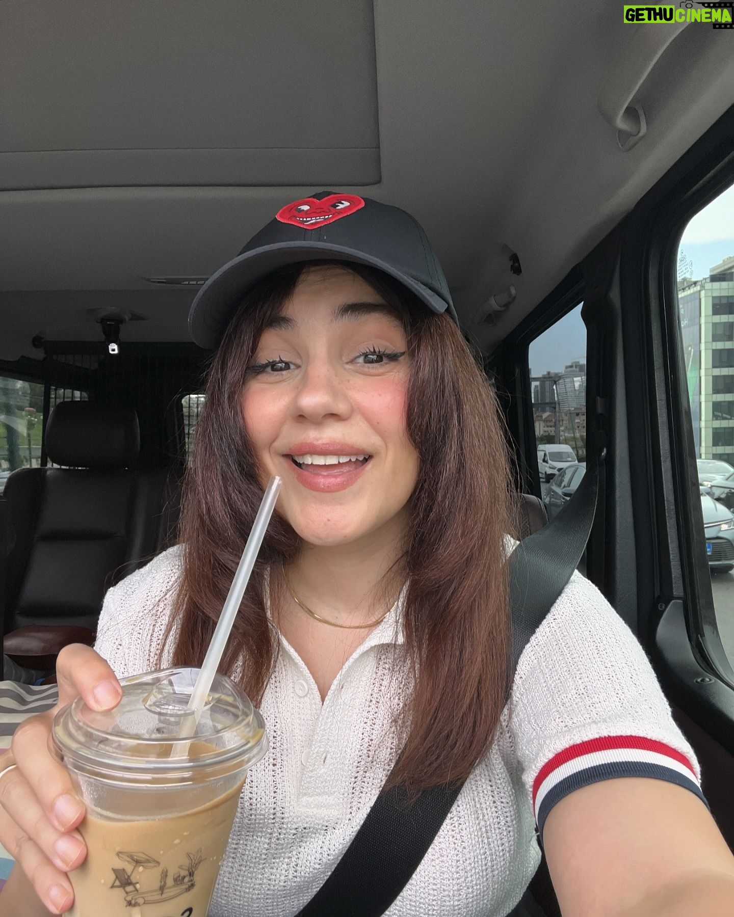 Zeynep Çamcı - 14K Likes - Son 20 yaş da gitti sevinci bi gün🦷💕🎉