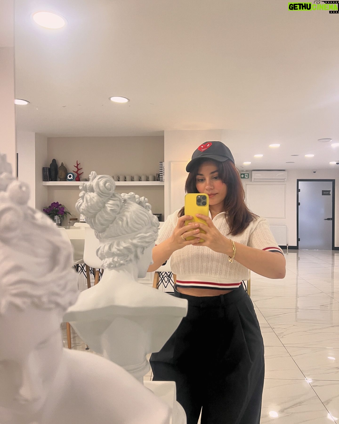 Zeynep Çamcı - 14K Likes - Son 20 yaş da gitti sevinci bi gün🦷💕🎉