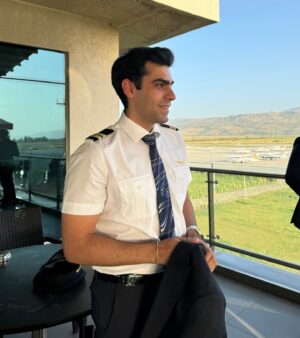 Zeynep Özkaya Instagram - Hem çook gururlu hem de çok mutluyum çünkü aşkım @ogulcan_can dün mezun oldu🥹 Sevdiğiniz insanın büyük bir azimle hayalini gerçekleştirdiğine şahit olmak harika bir duyguydu benim için. Evet hiç kolay değildi bundan sonra da mutlaka zor süreçler olacak ama sen hepsinin üstesinden gelirsin, başarıların daim olsun canım Pilotum✈️🧿🫶🏻