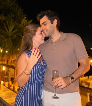 Zeynep Özkaya Instagram - Hayatımın şokunu yaşadım doğum gününe geldim sanarken olanlara bak inanılmaz mutluyum inanılmaaazzz🥹💍 @ogulcan_can çok mutlu olalım aşkım benim🩷