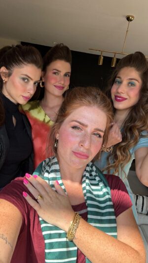 Zeynep Özkaya Instagram - Sizi bol oynamalı ve çay höpürdetmeli bir altın gününe götürüyorum ahshdsjahahaha😆 O kadar eğlendik ki izledikçe gülmekten altıma yapıyorum devamı da gelecek konsept fikirlerinizi bekleriz💃🏻🪩☕️🤪🍽️