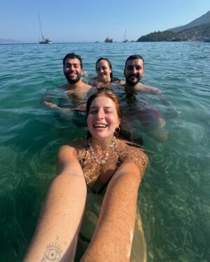 Zeynep Özkaya Instagram - Tam anlamıyla su kuşu olduğum bir tatildi🧜🏻‍♀️ Datça’nın ulaşımı bir tık zor ama gidince denizine ve doğasına aşık oluyorsunuz🫠🩵🌾
