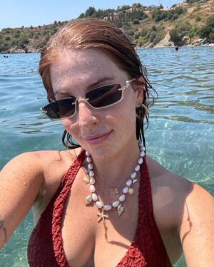 Zeynep Özkaya Instagram - Tam anlamıyla su kuşu olduğum bir tatildi🧜🏻‍♀️ Datça’nın ulaşımı bir tık zor ama gidince denizine ve doğasına aşık oluyorsunuz🫠🩵🌾
