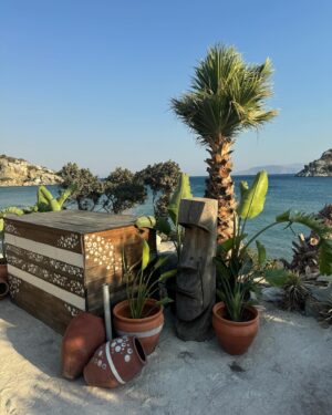 Zeynep Özkaya Instagram - Dün gittiğimiz plajın güzelliği ve huzuru karşısında eridiğim bir seri🫠🩵☀️🐚🌾

#reklam