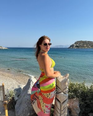 Zeynep Özkaya Instagram - Dün gittiğimiz plajın güzelliği ve huzuru karşısında eridiğim bir seri🫠🩵☀️🐚🌾

#reklam