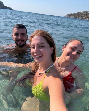 Zeynep Özkaya Instagram - Dün gittiğimiz plajın güzelliği ve huzuru karşısında eridiğim bir seri🫠🩵☀️🐚🌾

#reklam
