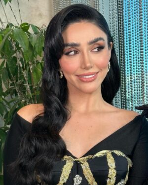 Zhalla Rasul Instagram - جەژنتان پیرۆز بێت ✨ 
This beautiful dress by the amazing designer 
@na7biny 
the perfect makeup by the one and only @makeup_by_bava 
 Hair by the amazing hairdresser @shaka.hairstyle