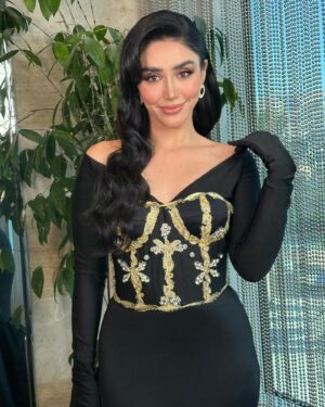 Zhalla Rasul Instagram - جەژنتان پیرۆز بێت ✨ 
This beautiful dress by the amazing designer 
@na7biny 
the perfect makeup by the one and only @makeup_by_bava 
 Hair by the amazing hairdresser @shaka.hairstyle