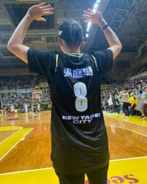 Zhang Ting Hu Instagram - 聖誕快樂！！！這個聖誕禮物很可以！！！

@newtaipeikings 
@lin_lijen 
@bon0615