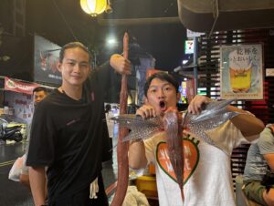 Zhang Ting Hu Instagram - 今天晚上好多獨家！！！
宜蘭人不願公開的私藏海景秘境！！！
獨家抹茶山下創意甜點！！！
星級飯店廚師獨創的米酪！！！
配上獨門燒烤秘方的稀有海鮮！！！
全台唯一的水草火鍋！！！

今晚十點，東森超視33頻道，拜託了！廚神！
 
@bestchef.ebc 
@emerson_tsai