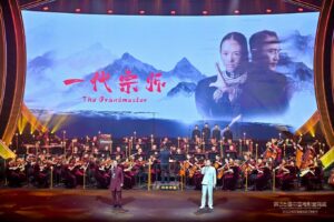 Zhang Ting Hu Instagram - 今天收到了十一月初受邀在金雞獎電影音樂會中的演唱，這是一次很特別的表演，常常在想擁有自己的樂隊，盡情唱一些爽歌，卻從來沒想過先擁有的會是「殿堂級」
、「音樂廳級」這種以往感覺離我好遠的表演形式，演出當天，穿上製作單位特別訂製的正式服裝，在近百位管弦樂手伴奏之下，和大陸全國八級拳冠軍的知名動作演員吳樾老師合唱，這真的是印象深刻，收穫滿滿的一次表演！

曾經合作拍攝「轉彎之後」電影的黃堯，入圍了今年金雞獎的最佳女主角，2017年電影殺青後第一次重逢，第一次感覺到雖然多年不見，但拍戲時一起單車環島的革命感情卻從來沒有消失！