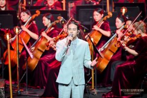 Zhang Ting Hu Instagram - 今天收到了十一月初受邀在金雞獎電影音樂會中的演唱，這是一次很特別的表演，常常在想擁有自己的樂隊，盡情唱一些爽歌，卻從來沒想過先擁有的會是「殿堂級」
、「音樂廳級」這種以往感覺離我好遠的表演形式，演出當天，穿上製作單位特別訂製的正式服裝，在近百位管弦樂手伴奏之下，和大陸全國八級拳冠軍的知名動作演員吳樾老師合唱，這真的是印象深刻，收穫滿滿的一次表演！

曾經合作拍攝「轉彎之後」電影的黃堯，入圍了今年金雞獎的最佳女主角，2017年電影殺青後第一次重逢，第一次感覺到雖然多年不見，但拍戲時一起單車環島的革命感情卻從來沒有消失！