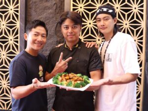 Zhang Ting Hu Instagram - 今天不止帶大家逛嘉義百年歷史的東市場，還要去找在台灣百年歷史的黃金板栗，各種嘉義限定，季節限定，產量限定的美味料理，準時上菜！！！

今晚10點，東森超視33頻道！！！

@bestchef.ebc 
@emerson_tsai