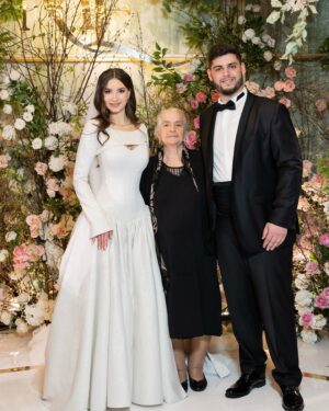 Zhasmin Instagram - Пересматриваем с Мишей и Евой фото с их свадьбы, как же это было прекрасно 🥰 Мои мама с папой уже не увидели этот знаменательный день, но какое счастье, что моя бабушка Соня, прабабушка Миши, побывала на свадьбе старшего из 13 своих правнуков! 🥹

Уже 1,5 месяца прошло со дня торжества, и я каждый раз радуюсь при встрече тому, как у Миши и Евы сияют глаза 💕 Для родителей счастье детей - самое важное, и мое материнское сердце не нарадуется, что дети действительно нашли свою ту самую вторую половинку 🥰

Спасибо за чудесные фото Наталье Легенде @nataliyalegenda