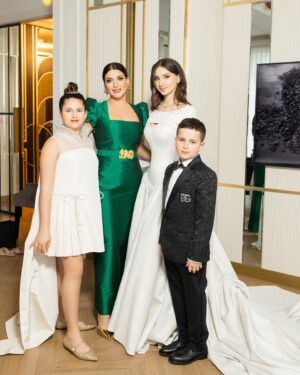 Zhasmin Instagram - Пересматриваем с Мишей и Евой фото с их свадьбы, как же это было прекрасно 🥰 Мои мама с папой уже не увидели этот знаменательный день, но какое счастье, что моя бабушка Соня, прабабушка Миши, побывала на свадьбе старшего из 13 своих правнуков! 🥹

Уже 1,5 месяца прошло со дня торжества, и я каждый раз радуюсь при встрече тому, как у Миши и Евы сияют глаза 💕 Для родителей счастье детей - самое важное, и мое материнское сердце не нарадуется, что дети действительно нашли свою ту самую вторую половинку 🥰

Спасибо за чудесные фото Наталье Легенде @nataliyalegenda