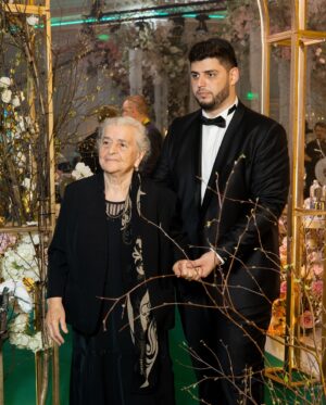 Zhasmin Instagram - Пересматриваем с Мишей и Евой фото с их свадьбы, как же это было прекрасно 🥰 Мои мама с папой уже не увидели этот знаменательный день, но какое счастье, что моя бабушка Соня, прабабушка Миши, побывала на свадьбе старшего из 13 своих правнуков! 🥹

Уже 1,5 месяца прошло со дня торжества, и я каждый раз радуюсь при встрече тому, как у Миши и Евы сияют глаза 💕 Для родителей счастье детей - самое важное, и мое материнское сердце не нарадуется, что дети действительно нашли свою ту самую вторую половинку 🥰

Спасибо за чудесные фото Наталье Легенде @nataliyalegenda