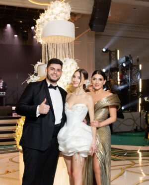 Zhasmin Instagram - Пересматриваем с Мишей и Евой фото с их свадьбы, как же это было прекрасно 🥰 Мои мама с папой уже не увидели этот знаменательный день, но какое счастье, что моя бабушка Соня, прабабушка Миши, побывала на свадьбе старшего из 13 своих правнуков! 🥹

Уже 1,5 месяца прошло со дня торжества, и я каждый раз радуюсь при встрече тому, как у Миши и Евы сияют глаза 💕 Для родителей счастье детей - самое важное, и мое материнское сердце не нарадуется, что дети действительно нашли свою ту самую вторую половинку 🥰

Спасибо за чудесные фото Наталье Легенде @nataliyalegenda
