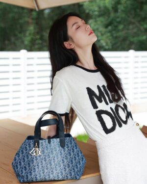 Zhou Ye Instagram - 🍃
#Dior @dior