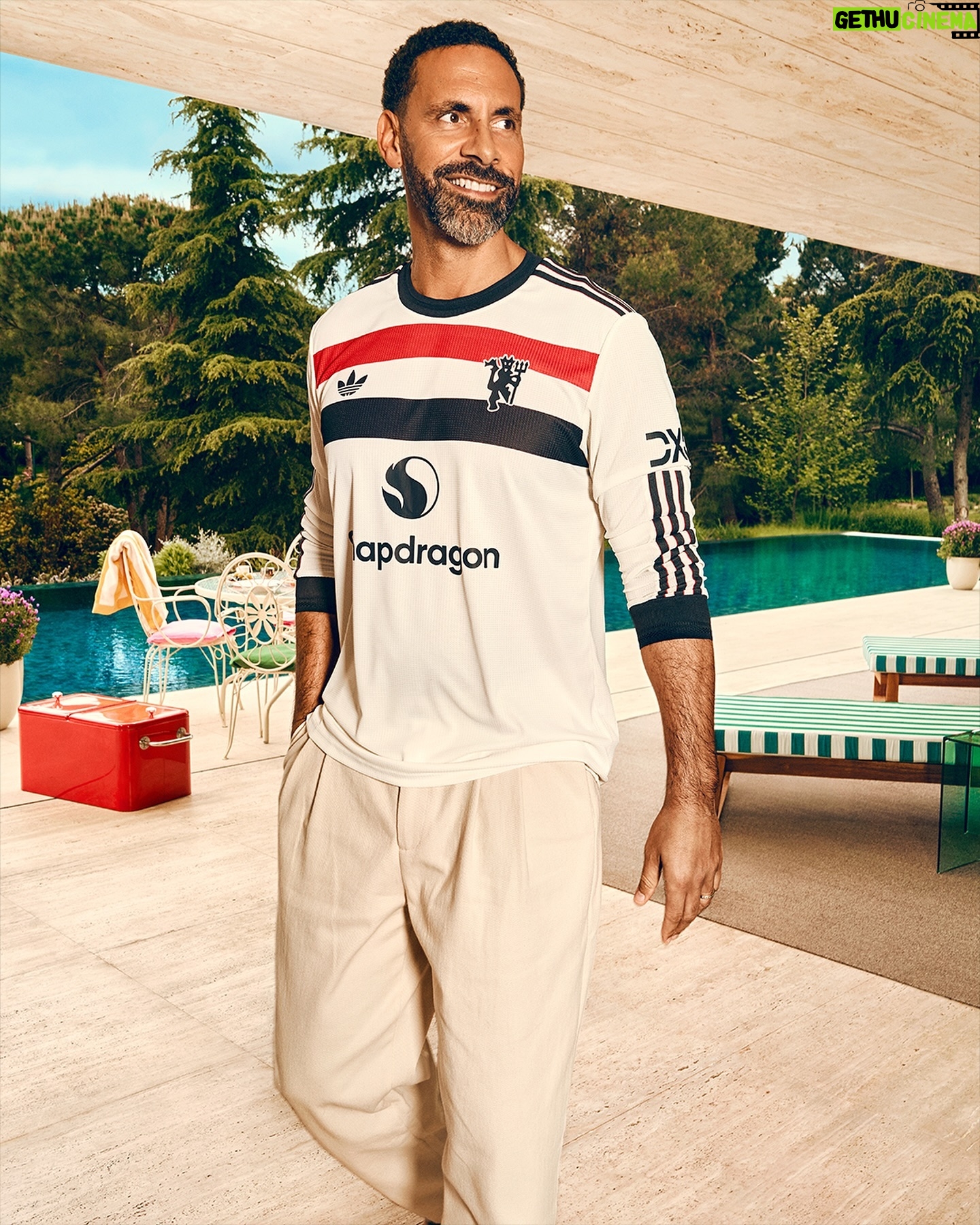 Zinédine Zidane - 1.4 Million Likes - carousels don’t get more legendary than this. 😮💨
these are the 24/25 third kits. available now.