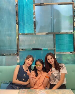 Zoie Tam Instagram - 凡事盡力盡心 努力過就好❤️

開心的是 多年沒見的密友帶著她的小寶貝來港找我
當然我要一盡地主之誼趁這機會好好玩一番
第一時間我就諗到要去 @hkoceanpark
剛好正值是 #海洋公園夏水禮 
發現原來我的日本朋友跟韓國朋友都是鍾情於熊貓寶寶🐼
結果我們待在熊貓館將近兩小時🤪 
我看到他們的樣子也非常滿足
還在當天幫喜真妹克服了懼高恐懼 成功登上纜車👍🏻

這個月就在吃喝玩樂中渡過🤭