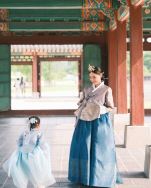 Zoie Tam Instagram - 炎炎夏日穿韓服
別有另一番滋味

為呢兩位小朋友鼓掌👏🏻

#travelphotography #travelmemories