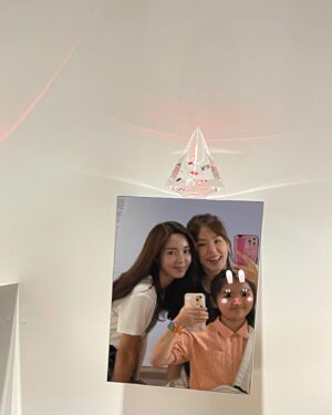 Zoie Tam Instagram - 凡事盡力盡心 努力過就好❤️

開心的是 多年沒見的密友帶著她的小寶貝來港找我
當然我要一盡地主之誼趁這機會好好玩一番
第一時間我就諗到要去 @hkoceanpark
剛好正值是 #海洋公園夏水禮 
發現原來我的日本朋友跟韓國朋友都是鍾情於熊貓寶寶🐼
結果我們待在熊貓館將近兩小時🤪 
我看到他們的樣子也非常滿足
還在當天幫喜真妹克服了懼高恐懼 成功登上纜車👍🏻

這個月就在吃喝玩樂中渡過🤭