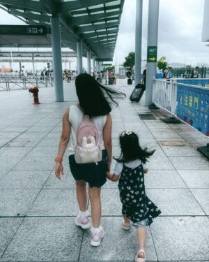 Zoie Tam Instagram - 凡事盡力盡心 努力過就好❤️

開心的是 多年沒見的密友帶著她的小寶貝來港找我
當然我要一盡地主之誼趁這機會好好玩一番
第一時間我就諗到要去 @hkoceanpark
剛好正值是 #海洋公園夏水禮 
發現原來我的日本朋友跟韓國朋友都是鍾情於熊貓寶寶🐼
結果我們待在熊貓館將近兩小時🤪 
我看到他們的樣子也非常滿足
還在當天幫喜真妹克服了懼高恐懼 成功登上纜車👍🏻

這個月就在吃喝玩樂中渡過🤭