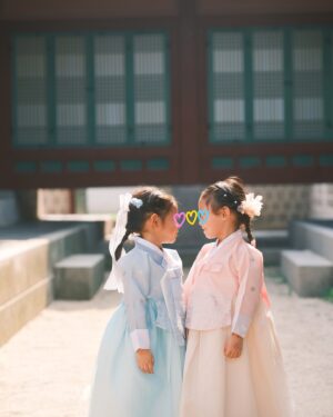 Zoie Tam Instagram - 炎炎夏日穿韓服
別有另一番滋味

為呢兩位小朋友鼓掌👏🏻

#travelphotography #travelmemories