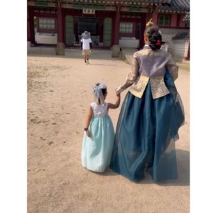 Zoie Tam Instagram - 炎炎夏日穿韓服
別有另一番滋味

為呢兩位小朋友鼓掌👏🏻

#travelphotography #travelmemories