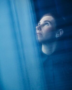 Zosia Mamet Instagram - Me wondering how they make baby carrots…🤔

📸 @lovebryan 
@guardian for @netflix #thedecameron 
Styling: @thomascarterphillips 
Hair: @anthonycampbellhair 
Face: @lisaaharon