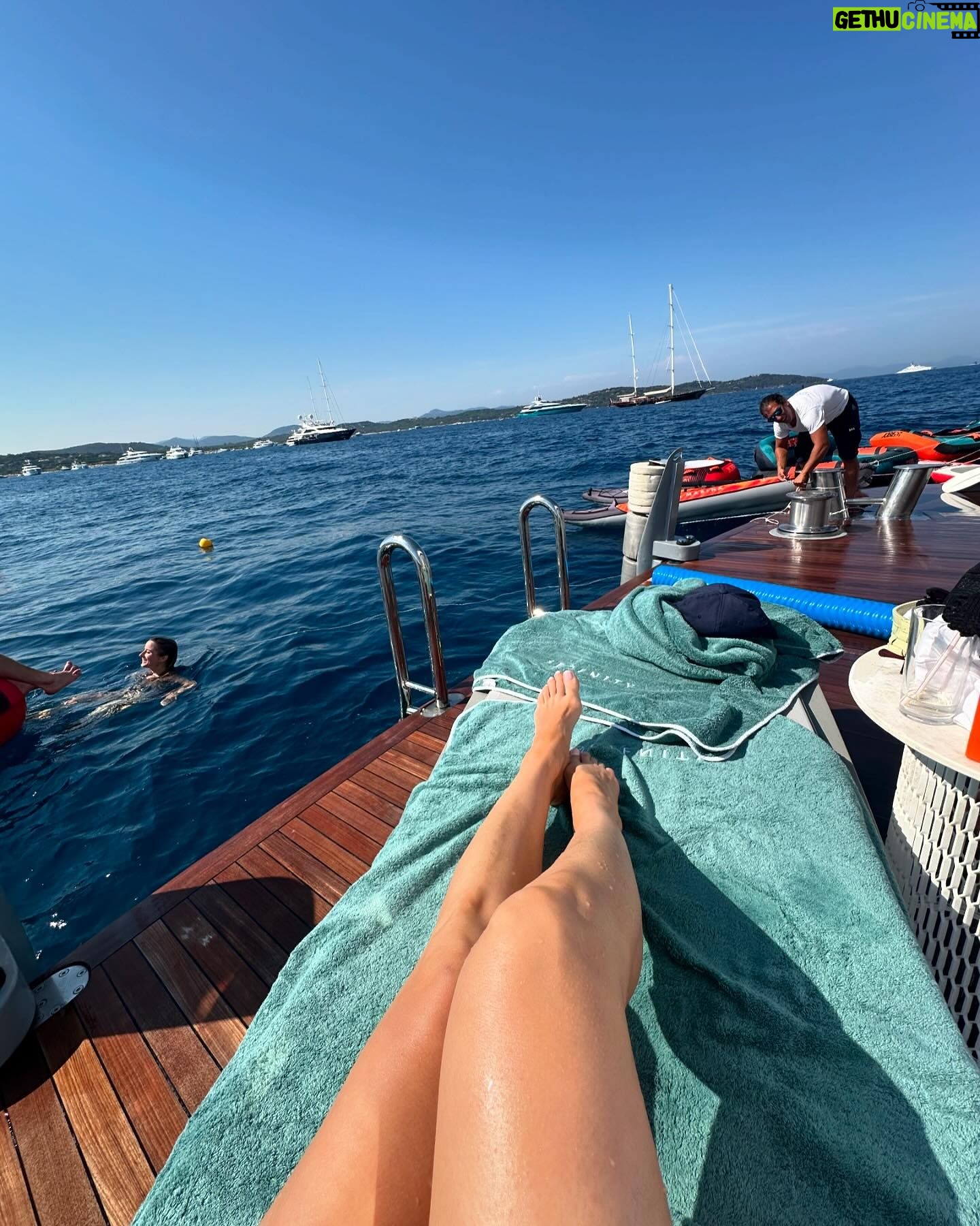 Zulay Henao - 4.5K Likes - Me quedé en St. Tropez🇫🇷🩵
@freepeople
@stolen.stores
@goodcarmastudio