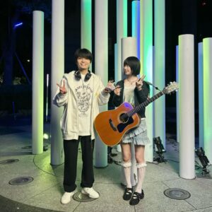 ano Instagram - 「愛してる、なんてね。」のMV
主演を務めてくださった岡山天音くん。6年ほど前別の作品で一緒になって、僕がチョコばかり食べてたことを覚えてくれててそこからこんな僕と分け隔てなくお話ししてくれて今まで何度も様々なエナジーやイマジネーションをくれました。俳優さんとしても人間としても奥深く嵌ったら抜け出せない魅力のある俳優さん。おもしろ人間、本当に最高人間です。色んな人のｺﾝﾌﾟﾚｯｸｽや欠落した部分をも無意識に埋めてあげれてしまう力があるなと本当に勝手に僕の感覚で思ってます。あなたの感想ですよねって感じです。あまりにも多忙な日々なので難しいと思ってましたが出演してくださいました。そして本当に素敵なお芝居を、有難う！

初共演でした西垣匠さんは、気さくで最初見た時は焼肉屋さんとは思えないほど爽やかな出立ちでしたが程なくリアルでした、焼肉屋さんのリーダーになってたし色んな人を惹きつける表情が美しかったです。お二人とも真摯にこの作品に向き合って下さいました。

枝監督の生み出す物語や世界観はやさしさの中に痛みがあってなのか痛みの中にやさしさがあるのか生きてるから痛みを感じてそのことを美しく思えてしまう見てる側の人達の憧憬みたいなものが抉られると個人的な感覚があり、幻想的なのに妙にリアルで等身大で、今回の曲にぴったりなMVを作ってくださいました。枝監督が映し出したお二人はとても美しかったです。是非「愛してる、なんてね。」music Video観てください(^。^)y-.。o○