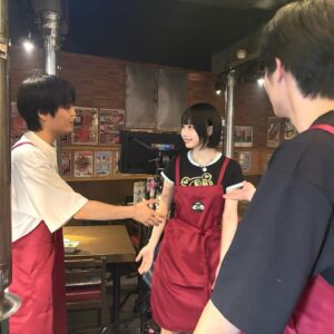 ano Instagram - 「愛してる、なんてね。」のMV
主演を務めてくださった岡山天音くん。6年ほど前別の作品で一緒になって、僕がチョコばかり食べてたことを覚えてくれててそこからこんな僕と分け隔てなくお話ししてくれて今まで何度も様々なエナジーやイマジネーションをくれました。俳優さんとしても人間としても奥深く嵌ったら抜け出せない魅力のある俳優さん。おもしろ人間、本当に最高人間です。色んな人のｺﾝﾌﾟﾚｯｸｽや欠落した部分をも無意識に埋めてあげれてしまう力があるなと本当に勝手に僕の感覚で思ってます。あなたの感想ですよねって感じです。あまりにも多忙な日々なので難しいと思ってましたが出演してくださいました。そして本当に素敵なお芝居を、有難う！

初共演でした西垣匠さんは、気さくで最初見た時は焼肉屋さんとは思えないほど爽やかな出立ちでしたが程なくリアルでした、焼肉屋さんのリーダーになってたし色んな人を惹きつける表情が美しかったです。お二人とも真摯にこの作品に向き合って下さいました。

枝監督の生み出す物語や世界観はやさしさの中に痛みがあってなのか痛みの中にやさしさがあるのか生きてるから痛みを感じてそのことを美しく思えてしまう見てる側の人達の憧憬みたいなものが抉られると個人的な感覚があり、幻想的なのに妙にリアルで等身大で、今回の曲にぴったりなMVを作ってくださいました。枝監督が映し出したお二人はとても美しかったです。是非「愛してる、なんてね。」music Video観てください(^。^)y-.。o○
