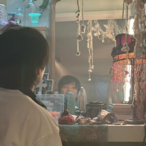 ano Instagram - 「愛してる、なんてね。」のMV
主演を務めてくださった岡山天音くん。6年ほど前別の作品で一緒になって、僕がチョコばかり食べてたことを覚えてくれててそこからこんな僕と分け隔てなくお話ししてくれて今まで何度も様々なエナジーやイマジネーションをくれました。俳優さんとしても人間としても奥深く嵌ったら抜け出せない魅力のある俳優さん。おもしろ人間、本当に最高人間です。色んな人のｺﾝﾌﾟﾚｯｸｽや欠落した部分をも無意識に埋めてあげれてしまう力があるなと本当に勝手に僕の感覚で思ってます。あなたの感想ですよねって感じです。あまりにも多忙な日々なので難しいと思ってましたが出演してくださいました。そして本当に素敵なお芝居を、有難う！

初共演でした西垣匠さんは、気さくで最初見た時は焼肉屋さんとは思えないほど爽やかな出立ちでしたが程なくリアルでした、焼肉屋さんのリーダーになってたし色んな人を惹きつける表情が美しかったです。お二人とも真摯にこの作品に向き合って下さいました。

枝監督の生み出す物語や世界観はやさしさの中に痛みがあってなのか痛みの中にやさしさがあるのか生きてるから痛みを感じてそのことを美しく思えてしまう見てる側の人達の憧憬みたいなものが抉られると個人的な感覚があり、幻想的なのに妙にリアルで等身大で、今回の曲にぴったりなMVを作ってくださいました。枝監督が映し出したお二人はとても美しかったです。是非「愛してる、なんてね。」music Video観てください(^。^)y-.。o○