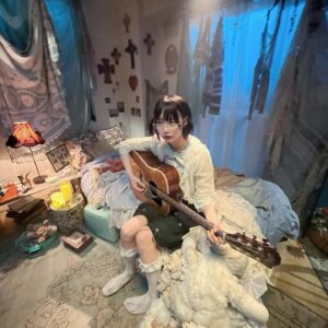 ano Instagram - 「愛してる、なんてね。」のMV
主演を務めてくださった岡山天音くん。6年ほど前別の作品で一緒になって、僕がチョコばかり食べてたことを覚えてくれててそこからこんな僕と分け隔てなくお話ししてくれて今まで何度も様々なエナジーやイマジネーションをくれました。俳優さんとしても人間としても奥深く嵌ったら抜け出せない魅力のある俳優さん。おもしろ人間、本当に最高人間です。色んな人のｺﾝﾌﾟﾚｯｸｽや欠落した部分をも無意識に埋めてあげれてしまう力があるなと本当に勝手に僕の感覚で思ってます。あなたの感想ですよねって感じです。あまりにも多忙な日々なので難しいと思ってましたが出演してくださいました。そして本当に素敵なお芝居を、有難う！

初共演でした西垣匠さんは、気さくで最初見た時は焼肉屋さんとは思えないほど爽やかな出立ちでしたが程なくリアルでした、焼肉屋さんのリーダーになってたし色んな人を惹きつける表情が美しかったです。お二人とも真摯にこの作品に向き合って下さいました。

枝監督の生み出す物語や世界観はやさしさの中に痛みがあってなのか痛みの中にやさしさがあるのか生きてるから痛みを感じてそのことを美しく思えてしまう見てる側の人達の憧憬みたいなものが抉られると個人的な感覚があり、幻想的なのに妙にリアルで等身大で、今回の曲にぴったりなMVを作ってくださいました。枝監督が映し出したお二人はとても美しかったです。是非「愛してる、なんてね。」music Video観てください(^。^)y-.。o○