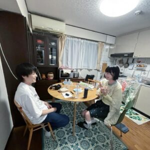 ano Instagram - 「愛してる、なんてね。」のMV
主演を務めてくださった岡山天音くん。6年ほど前別の作品で一緒になって、僕がチョコばかり食べてたことを覚えてくれててそこからこんな僕と分け隔てなくお話ししてくれて今まで何度も様々なエナジーやイマジネーションをくれました。俳優さんとしても人間としても奥深く嵌ったら抜け出せない魅力のある俳優さん。おもしろ人間、本当に最高人間です。色んな人のｺﾝﾌﾟﾚｯｸｽや欠落した部分をも無意識に埋めてあげれてしまう力があるなと本当に勝手に僕の感覚で思ってます。あなたの感想ですよねって感じです。あまりにも多忙な日々なので難しいと思ってましたが出演してくださいました。そして本当に素敵なお芝居を、有難う！

初共演でした西垣匠さんは、気さくで最初見た時は焼肉屋さんとは思えないほど爽やかな出立ちでしたが程なくリアルでした、焼肉屋さんのリーダーになってたし色んな人を惹きつける表情が美しかったです。お二人とも真摯にこの作品に向き合って下さいました。

枝監督の生み出す物語や世界観はやさしさの中に痛みがあってなのか痛みの中にやさしさがあるのか生きてるから痛みを感じてそのことを美しく思えてしまう見てる側の人達の憧憬みたいなものが抉られると個人的な感覚があり、幻想的なのに妙にリアルで等身大で、今回の曲にぴったりなMVを作ってくださいました。枝監督が映し出したお二人はとても美しかったです。是非「愛してる、なんてね。」music Video観てください(^。^)y-.。o○