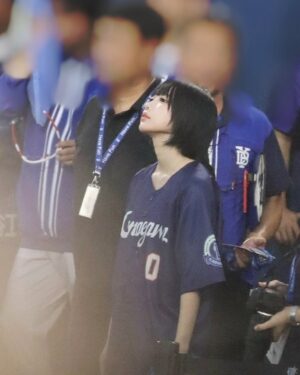 ano Instagram - 横浜スタジアムにて アマノナイター
始球式で投げさせていただきました。ノーバンってやつでギリいけました⚾️