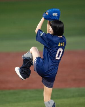 ano Instagram - 横浜スタジアムにて アマノナイター
始球式で投げさせていただきました。ノーバンってやつでギリいけました⚾️