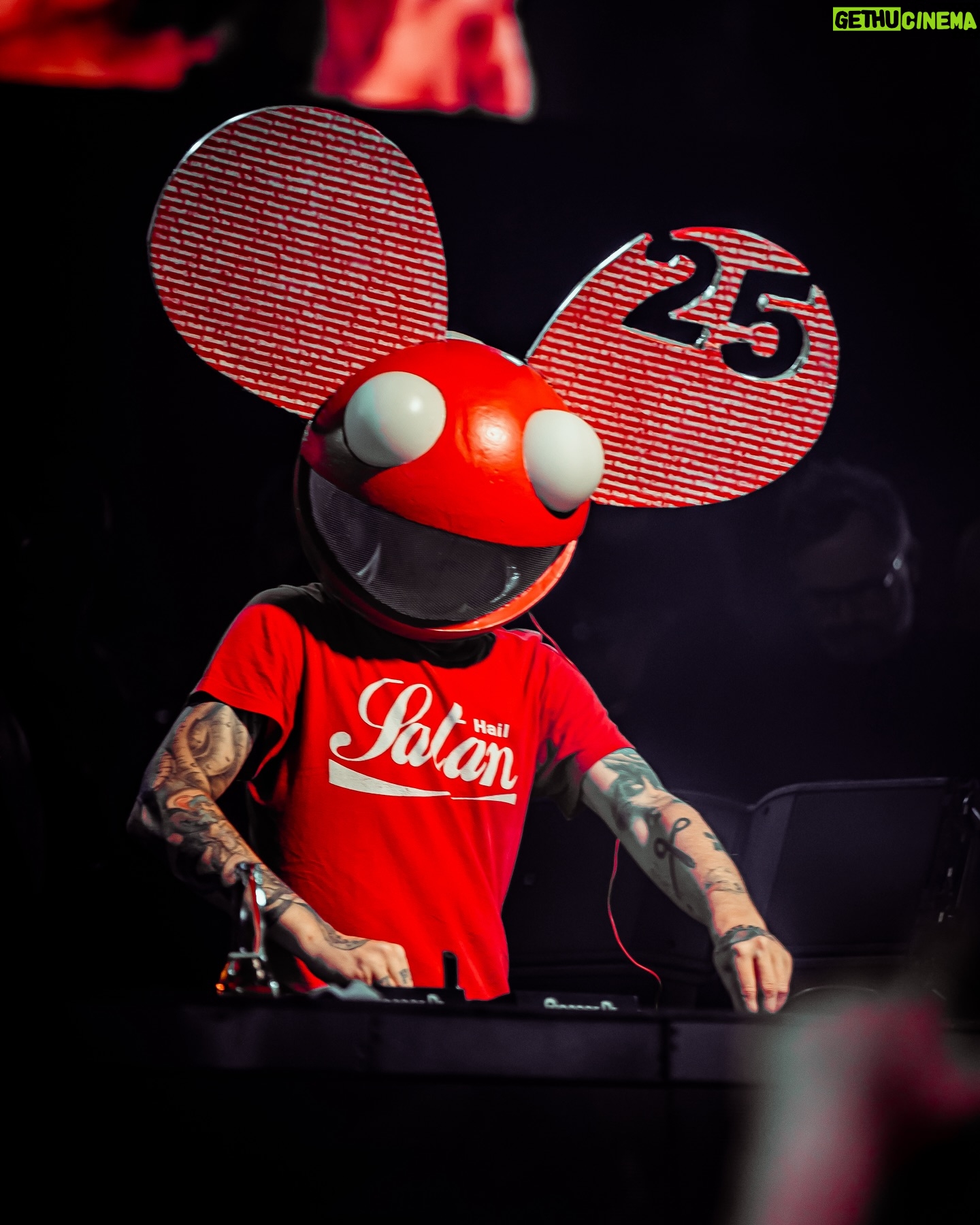 deadmau5 - 15.1K Likes - thx mallorca :D
photos @leahsems