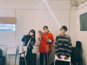 kojikoji Instagram - .
Miningツアー福岡&大阪公演を
一緒にまわってくれるメンバーです🍃🫡

左からコーラス　echoto @s_echoto 
さつき　@satsuki_sing5 
2人ともとても伸びやかな綺麗な音色を持つシンガーで、一緒にやるととても楽しいです
そしてバンドマスターにニューリー　@newly_____ 
今回も基盤となるアレンジを全て任せています、シックで抜けのあるグルーヴを作れるのもニューリーのおかげです
なんの曲が楽しみ？と聞くと「陶芸と味のないsummerとfor youとhisaさんがいるVIBESと…あとご飯」と色々楽しみだそうです✊🏻

ニューリーと全国を回った約1年間のライブアレンジを軸に今回新しくコーラスの2人と東京公演では繊細で色気のある音を奏でるギタリストのhisaさん @hisa1108 をお迎えしてより一層豊かでグルーヴィーなサウンドをお届けできることを楽しみに思っています。
(hisaさんと一緒にみんなで写真撮れてないから次のリハで撮ります😭)kojikojiっぽいコーラスワーク、かなり豊富に入れていて全然いつもと違うので楽しみにしてて下さい〜
#Mining #MiningTour #kojikoji