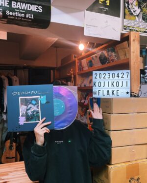 kojikoji Instagram - .
昨日はFLAKE RECORDSでインストアライブでした
ありがとうございました🙇🏻‍♂️🟣
レコードに囲まれてするライブは新鮮だったけど安心感もあって、お客さん全員と目が合う距離だったのもあり終始リラックスしたムードでできました🙏🏻
そしてサプライズゲストで空音くんが出てくれました！ありがとう〜🌛❤️‍🔥

そしてFLAKEに置いてもらっているPEACHFULレコードの在庫のうち20枚にサインしてきたので、ぜひお店に行ってみてください🍑