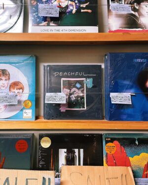 kojikoji Instagram - .
昨日はFLAKE RECORDSでインストアライブでした
ありがとうございました🙇🏻‍♂️🟣
レコードに囲まれてするライブは新鮮だったけど安心感もあって、お客さん全員と目が合う距離だったのもあり終始リラックスしたムードでできました🙏🏻
そしてサプライズゲストで空音くんが出てくれました！ありがとう〜🌛❤️‍🔥

そしてFLAKEに置いてもらっているPEACHFULレコードの在庫のうち20枚にサインしてきたので、ぜひお店に行ってみてください🍑