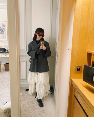 mako Instagram - Parisの思い出🇫🇷ﾗｽﾄ✈
この旅行の中で1番楽しみにしてたので気合い入れていったんですけど
なんか凄い嵐の日にぶち当たって風も雨も凄かった☺️(大雨女)(また？)
けど人生で1回は見てみたかったオランジュリー美術館の睡蓮とルーブル美術館に行けて心から満足。お土産で壁に飾る用のパネルも購入🪷
いつかこれを寝室に飾るんだ〜
あと楽しかったのは「エミリーパリへ行く」のロケ地巡り！
ガブリエルのレストランのパスタめちゃくちゃ美味しかった。
あと美味しかったものと言えば、クロワッサン…！と
Da Rosaで売ってるレーズンチョコ！家族にもお土産で渡した💃
パリは美しいものに溢れた素敵な国で本当に行けてよかったです🎗