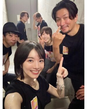 milet Instagram - “stairs”4段目@岐阜 

なんでもっとはやくここに来なかったんだろう！
歌うの、楽しい。みんながそこにいると強く優しくなれる。ステージの上には、なんかそういう素敵な魔法がある。岐阜最高だったよ。
またすぐ会おう🧡
岐阜出身の陽一郎も幸せそうだったなあ！

NEXT▶︎愛知(明日)
#milet_stairs
#milet